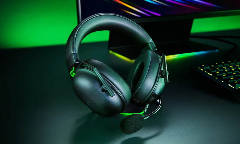 Căștile Razer BlackShark V2 X pe un birou de gaming