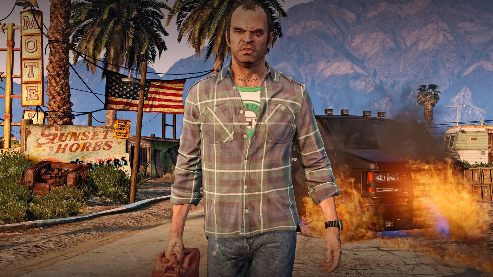 Trevor Philips în GTA 5, cu o canistră de benzină, în fața unei mașini în flăcări
